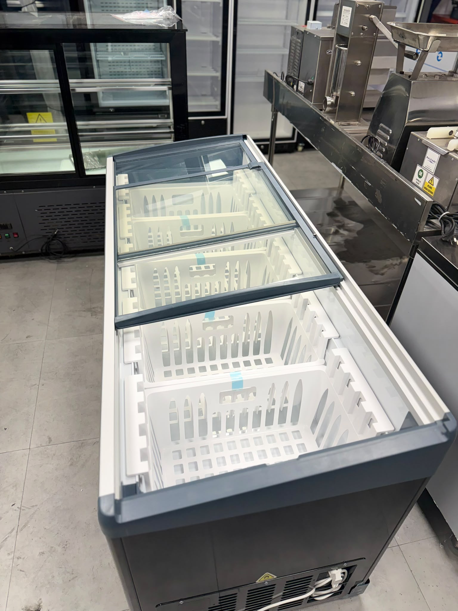 Freezer Horizontal Tapa de Vidrio 516 Litros KUMA - Imagen 4
